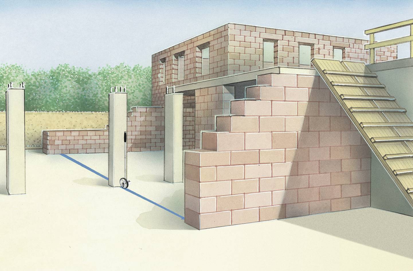 Gedeeltelijk opgetrokken bakstenen muur met betonnen steunpilaren en trappenbordes. Bossen en een leeg bouwterrein omringen de constructie.