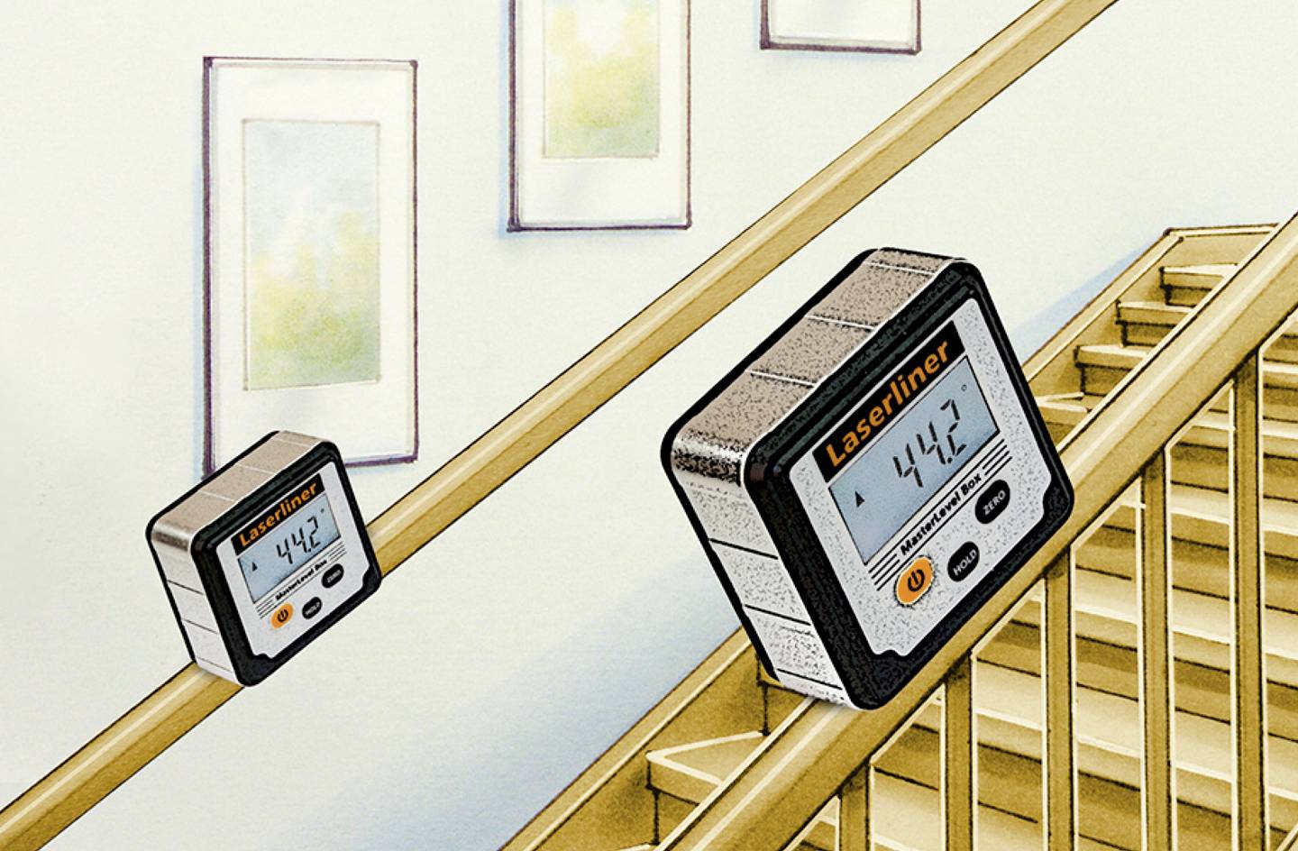 Een hellingsmeter aan de leuning toont een hoek van 44,2 graden aan. Op de achtergrond hangen schilderijen aan de muur.