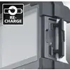Gedeeltelijk zicht op een apparaat met een USB-C-aansluiting en de tekst 'RE-CHARGE', die wijst op de oplaadmogelijkheid.