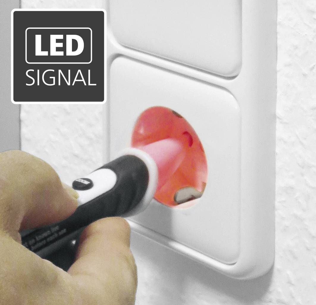 Hand steekt een netstekker met rode LED-indicator in een wit stopcontact. Linksboven een tekstveld met 'LED SIGNAAL'.