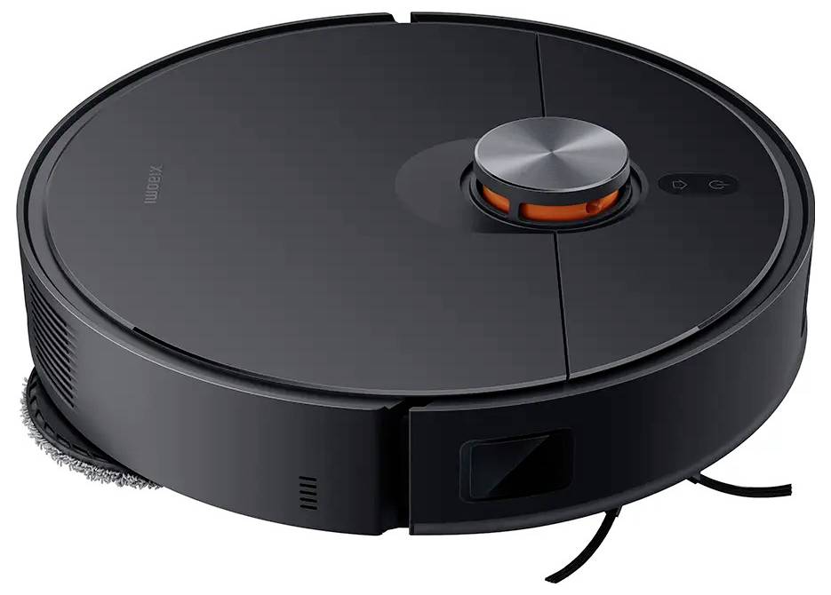 Zwarte ronde stofzuigrobot met zilveren knop en oranje sensor aan de bovenkant, gefotografeerd vanuit een zijdelingse hoek.