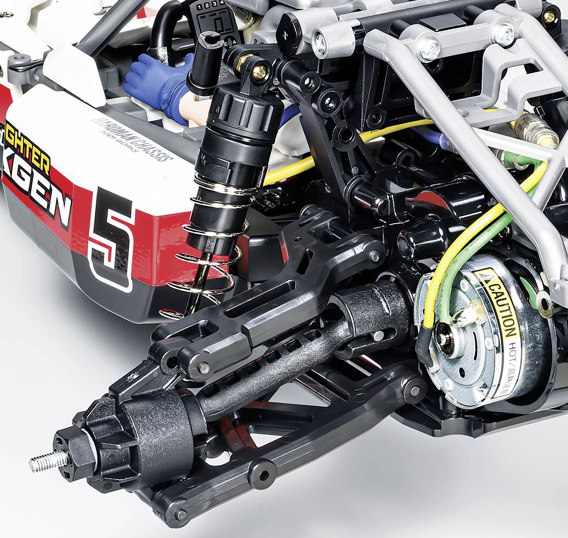 Close-up van een modelraceauto met nummer '5'. Zichtbaar zijn onderdelen van de ophanging en schokdempers.