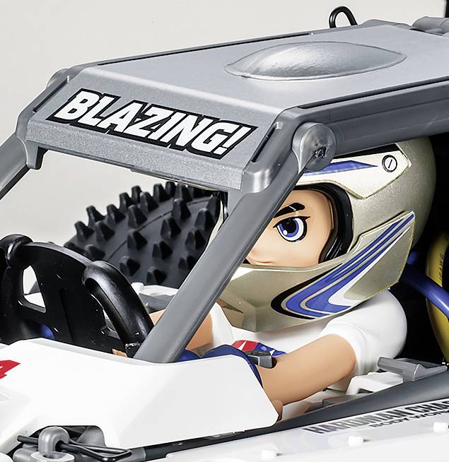 Speelgoedauto met een bestuurder met helm, sticker 'BLAZING!' op de voorruit, grote achterwielen en een sportief design.