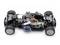 Afstandsbedienbaar auto-chassis met zichtbare motoren en kabels, zonder carrosserie. Vier wielen zijn gemonteerd, technische details zijn waarneembaar.