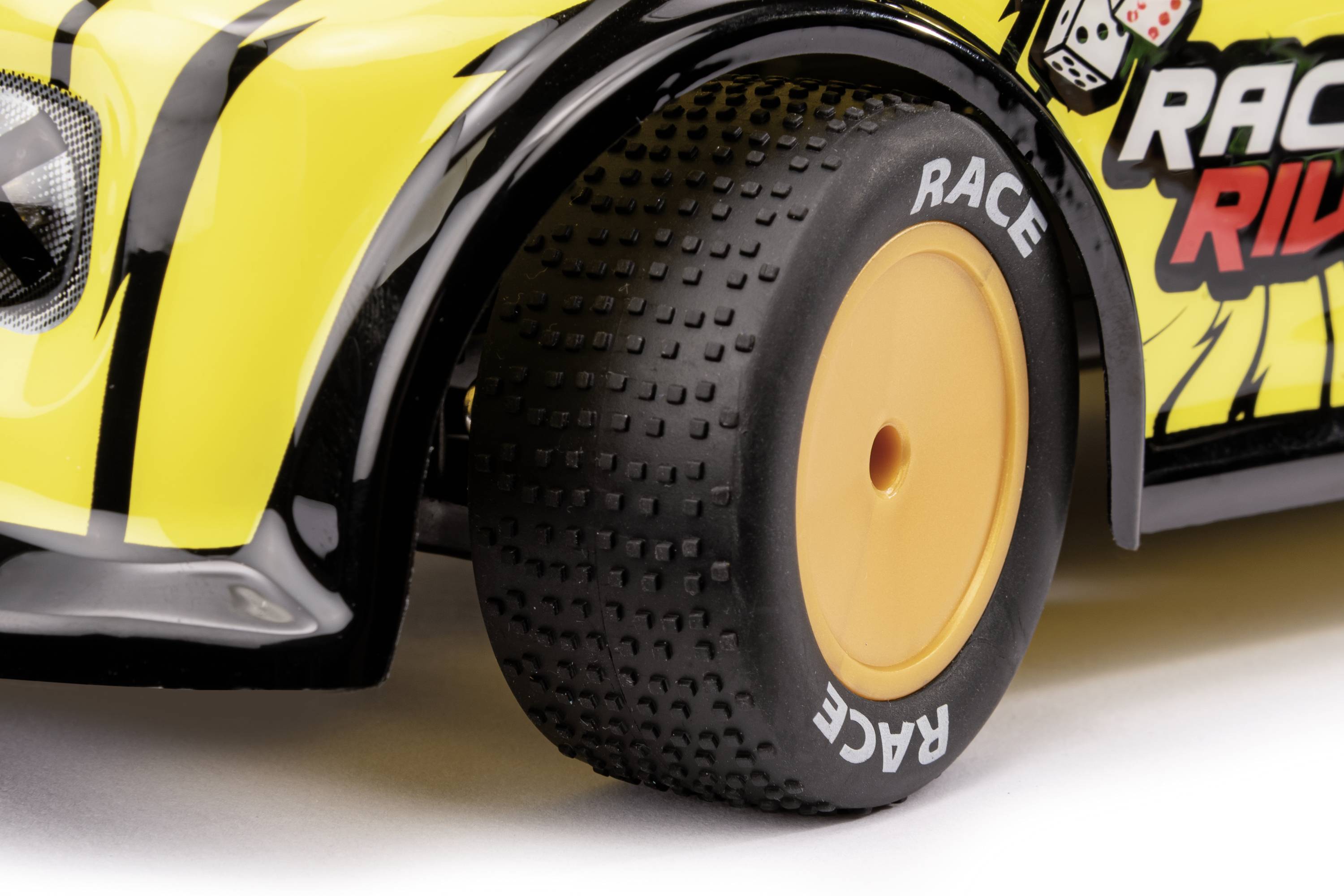 Geel speelgoedautootje met zwarte tekst 'RACE RIVAL' en gedetailleerde zwarte designs op de carrosserie en de banden.
