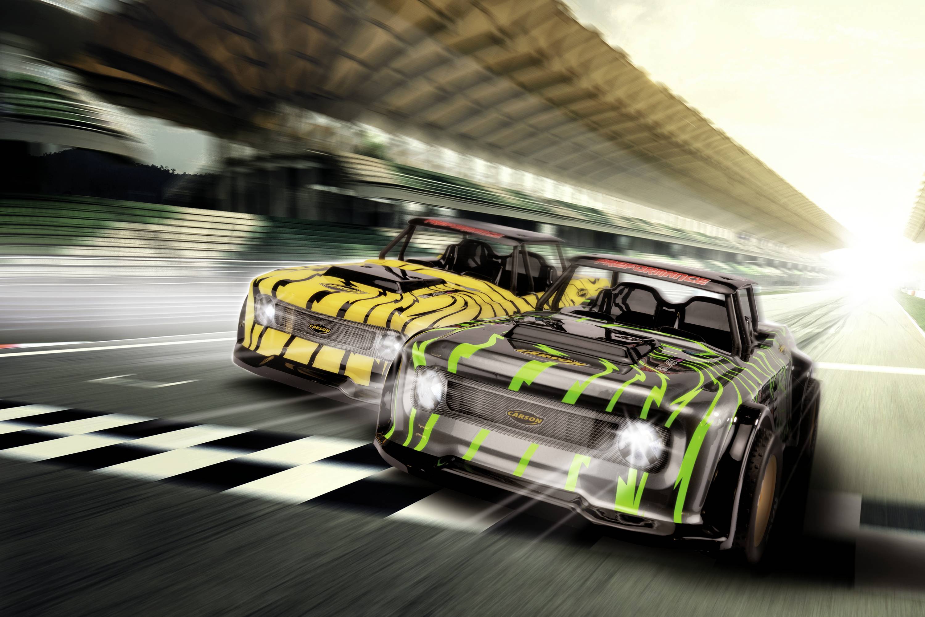 Twee racewagens met zwarte en gele, evenals zwarte en groene strepen kruisen de finishlijn op een racecircuit.