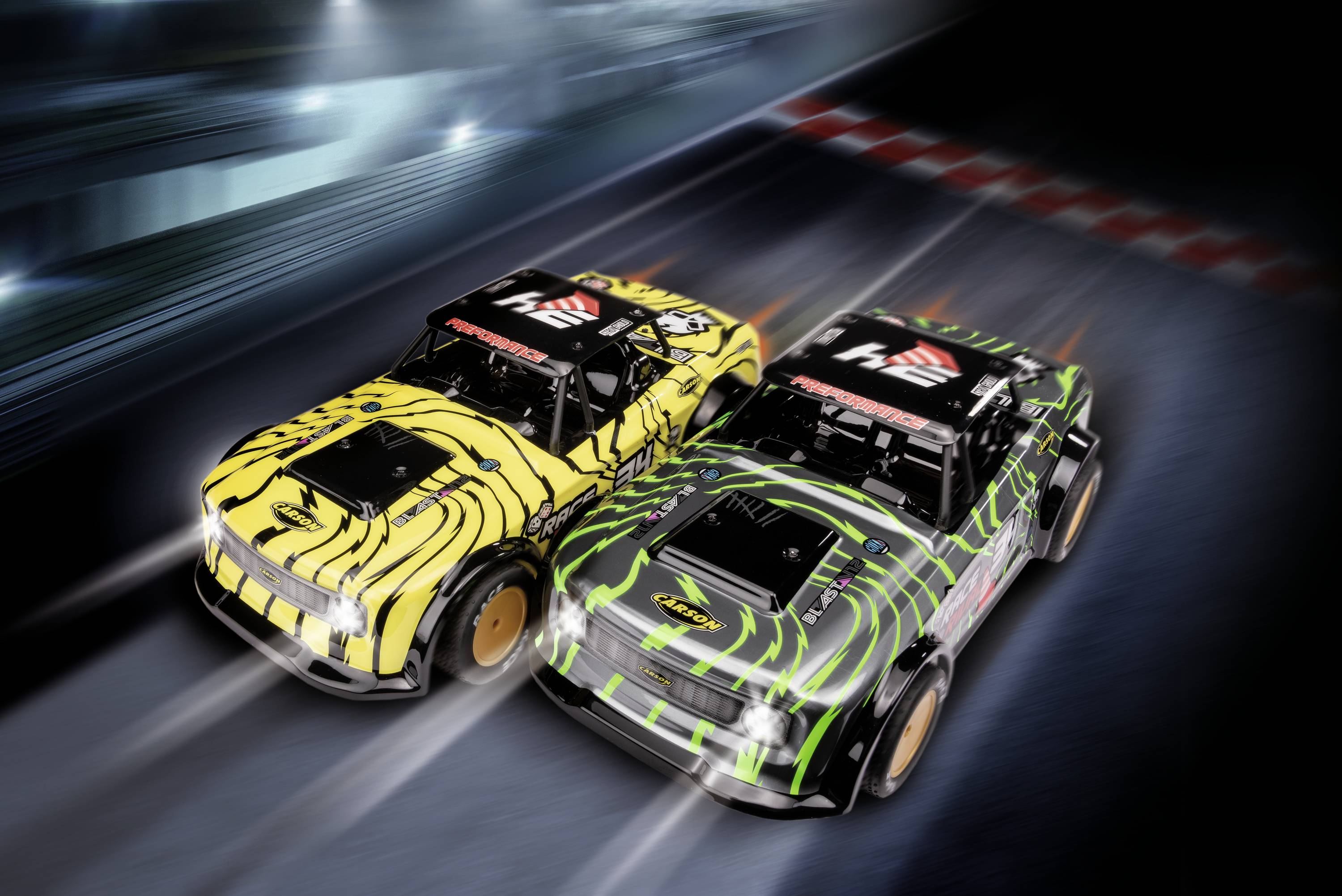 Twee kleurrijke racewagens in actie op het circuit, met een gele wagen links en een groene wagen rechts, rijden naast elkaar.