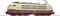 Een beige-rode locomotief van Deutsche Bahn op modelschaal, zijaanzicht. Hij toont karakteristieke details en bovenleiding.