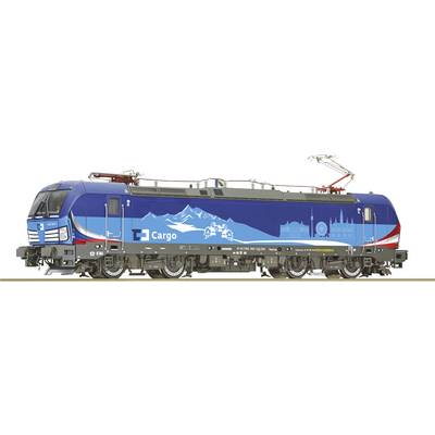 Blauwe goederentrein met illustraties van bergen en skylines aan de zijkant, opschrift 'Cargo'. Locomotief met rode stroomafnemers.