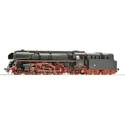 Zwarte stoomlocomotief met rode wielen en details, zijaanzicht van dichtbij. Stoomsysteem en mechaniek zichtbaar.