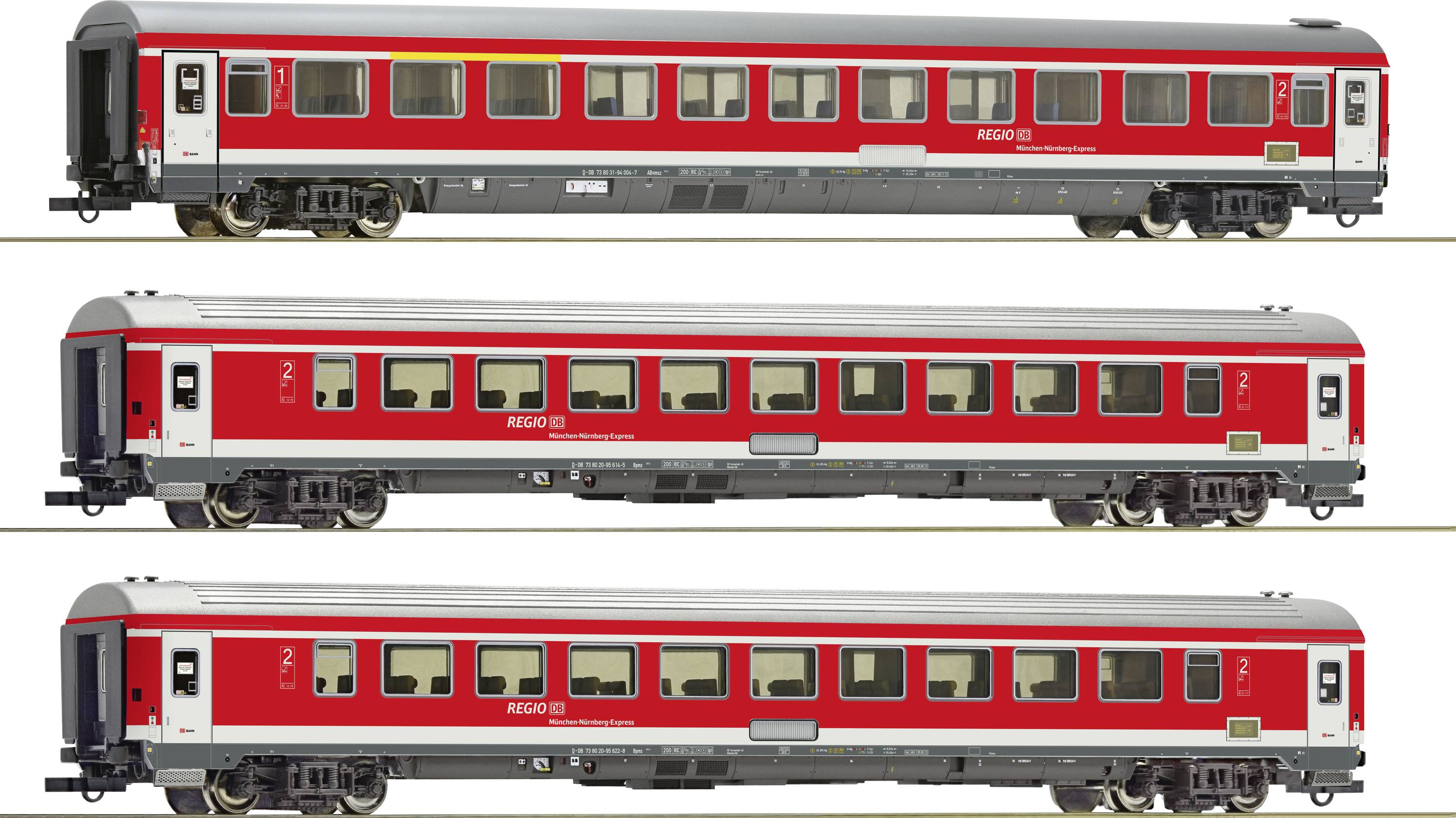 Drie rode regionale personentreinwagons op een rij op het spoor. Verschillende modellen met DB-logo en vensterconfiguraties.