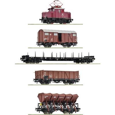 Vijf modeltreinwagons, elk met een uniek ontwerp: rode locomotief, gesloten goederenwagen, open wagon, open goederenwagen en bulkwagen.