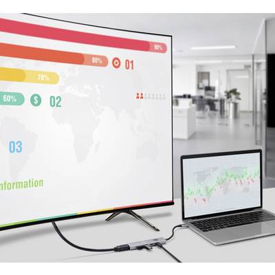 Een groot scherm toont kleurrijke data en statistieken over een wereldkaart, terwijl een laptop een lijndiagram weergeeft. De setting is een kantoor.