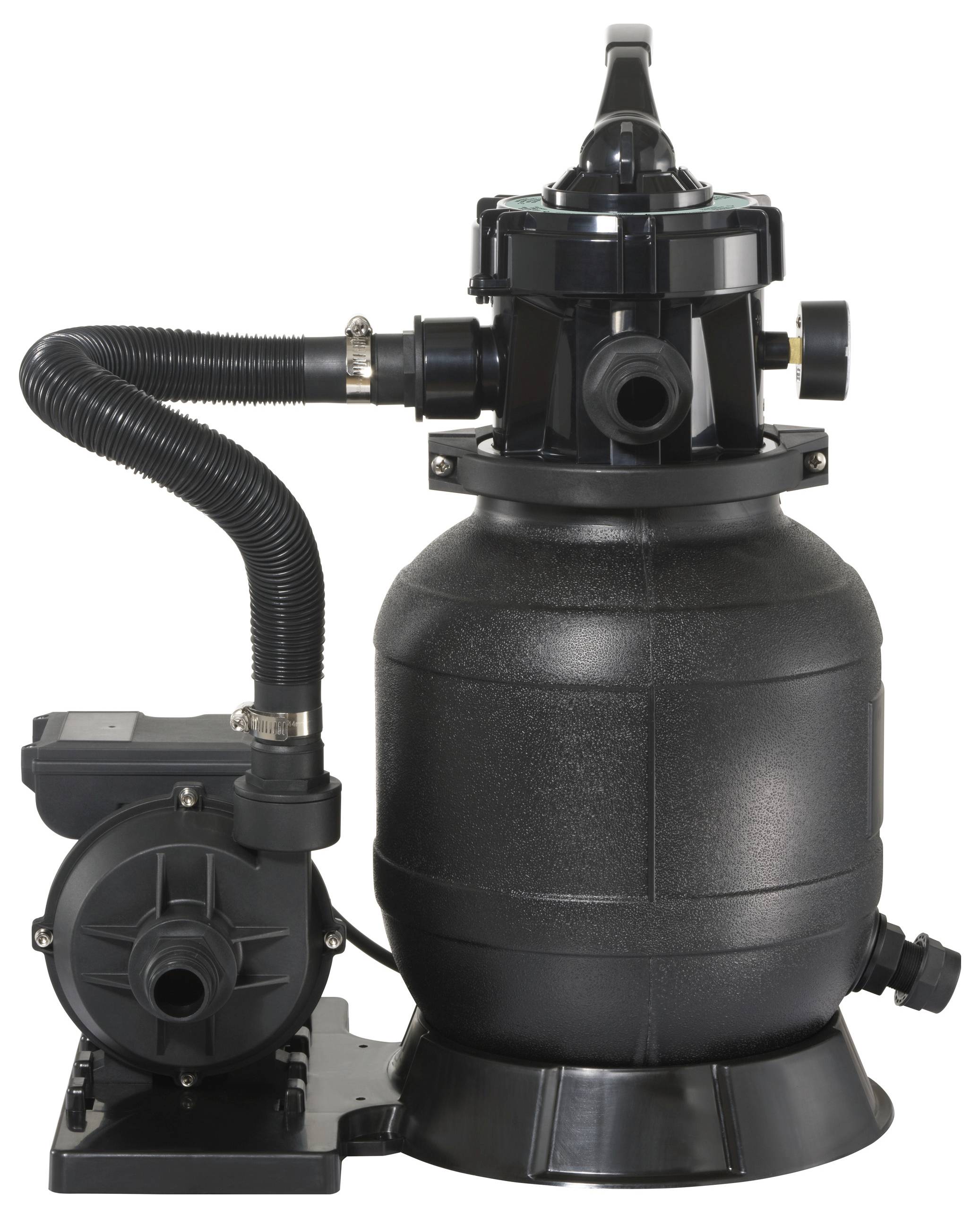 Zwarte zandfilter met pomp en slangen, gebruikt voor waterreiniging, tegen een witte achtergrond.