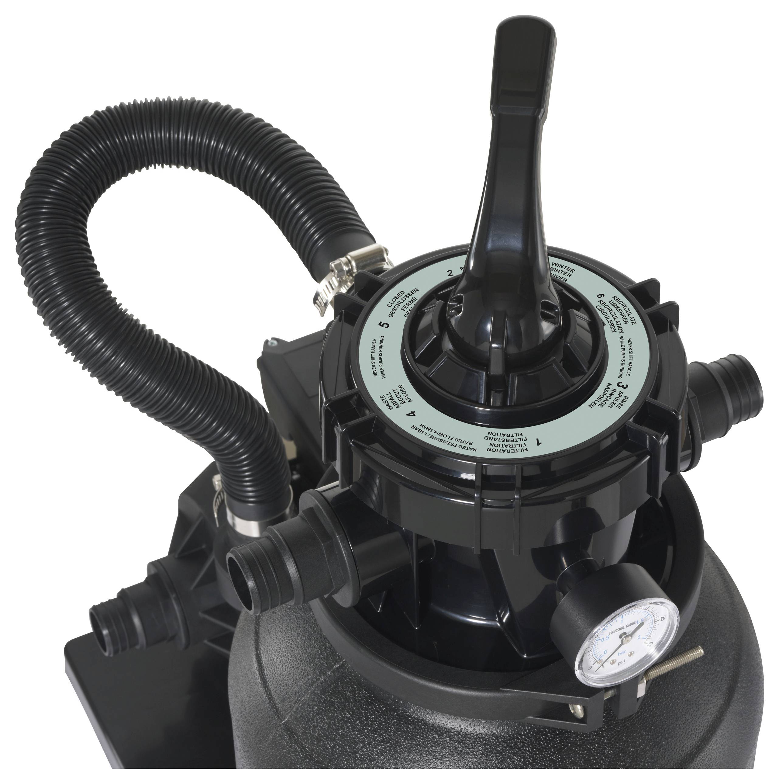 Een zwarte zandfilter met drukmeter en meerdere aansluitingen toont de instellingen aan de bovenkant voor het regelen van de waterstroming.