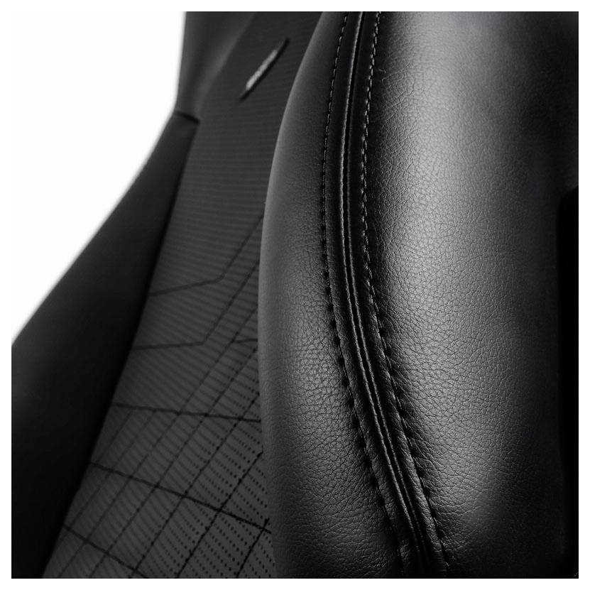 Close-up van een zwarte autostoel met fijne naden en een geometrisch patroon op de zitting.