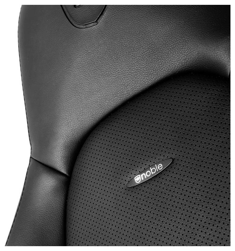 Een zwarte leren fauteuil met een klein "noble"-logo op de rugleuning.
