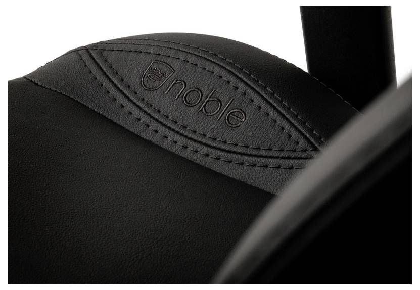 Close-up van een zwarte leren stoel met de inscriptie 'noble'.