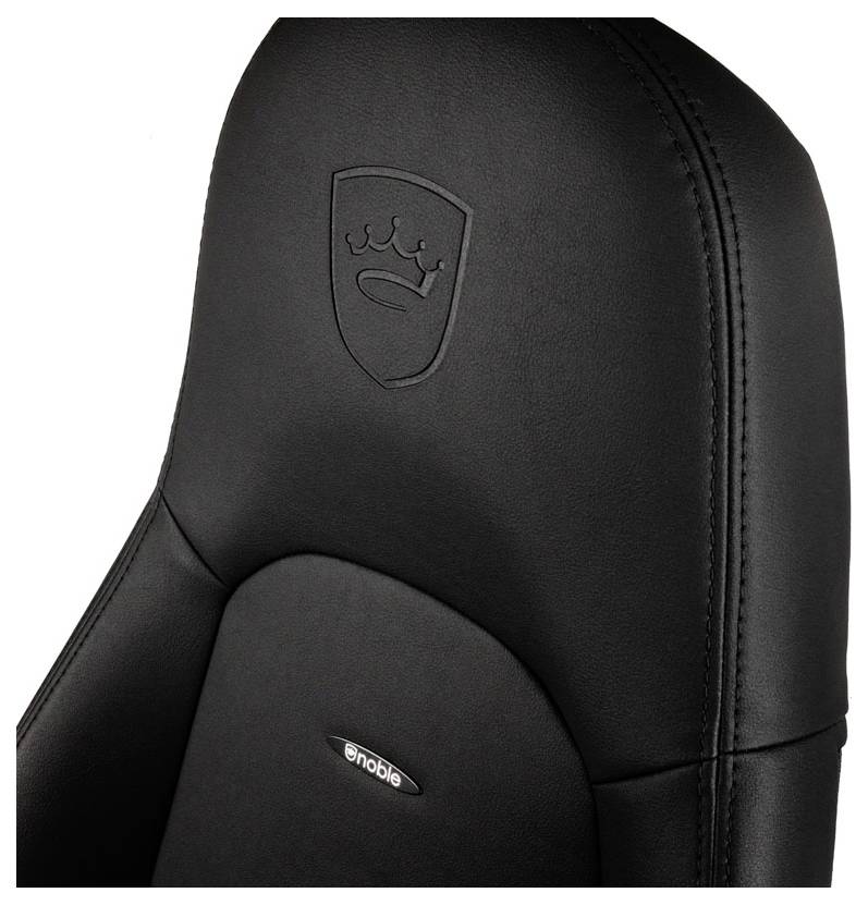 Een zwarte gamingstoel met een gepreegd kroonlogo op de rugleuning en daaronder de tekst 'noblechairs'.