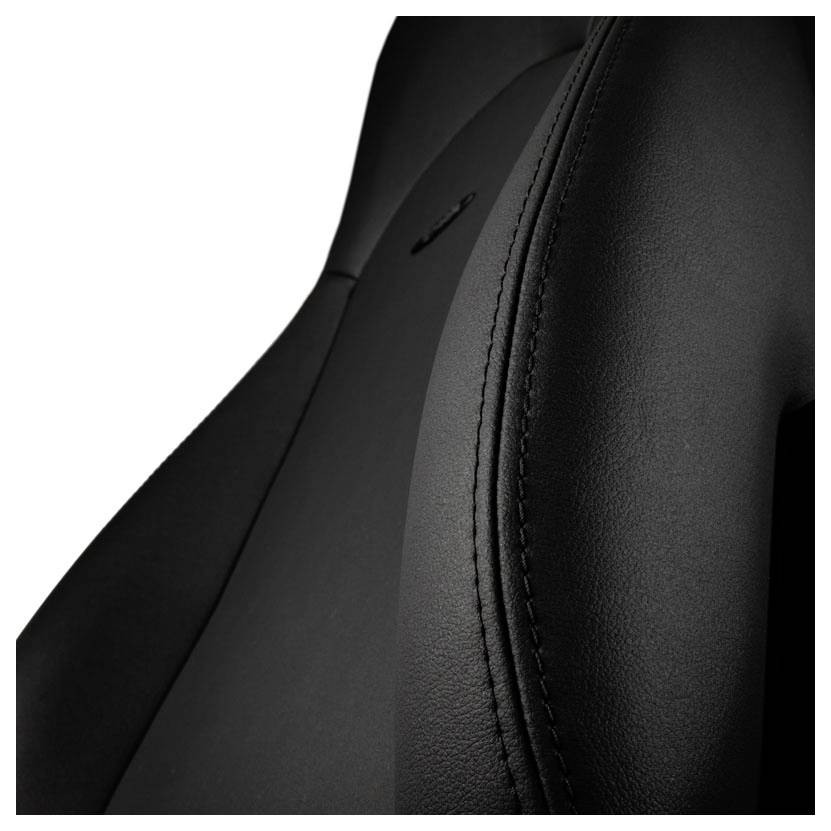 Zwarte lederen stoel met gebogen stiknaden, gezien van opzij. Luxueus materiaal, geschikt voor modern auto-interieur of bureaustoel.