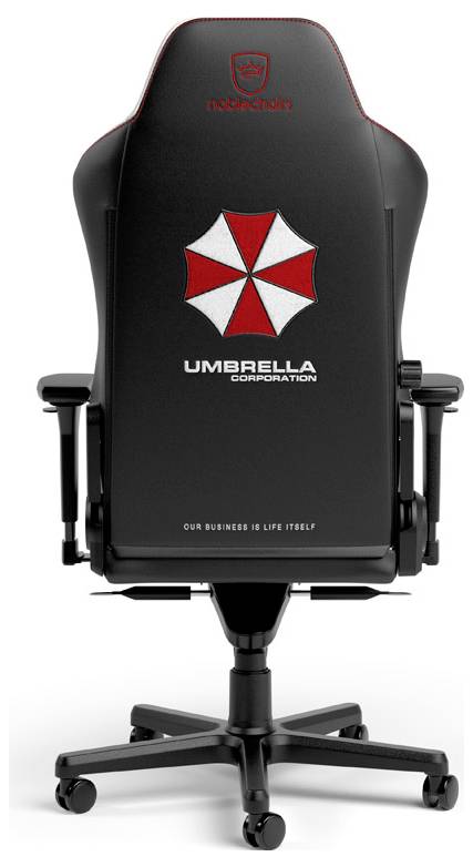 Een zwarte gamingstoel met het logo van de 'Umbrella Corporation' op de rugleuning en de tekst 'Ons Bedrijf is het Leven Zelf'.