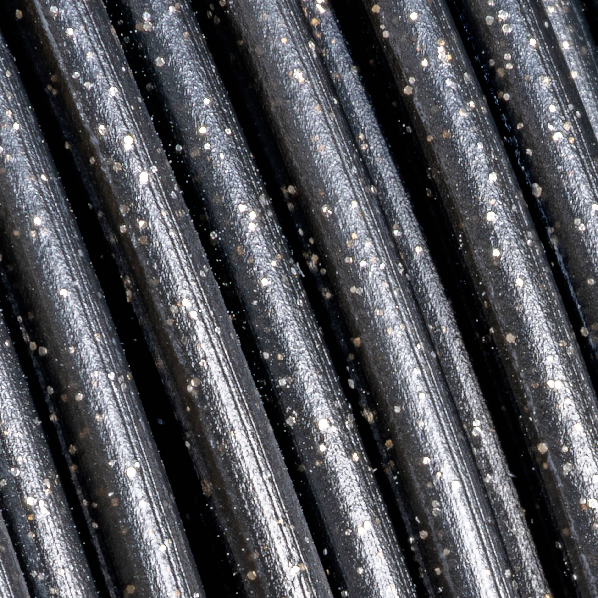 Close-up van glanzende, zwarte metalen staven met zilveren punten. Ze zijn parallel uitgelijnd en reflecteren licht.