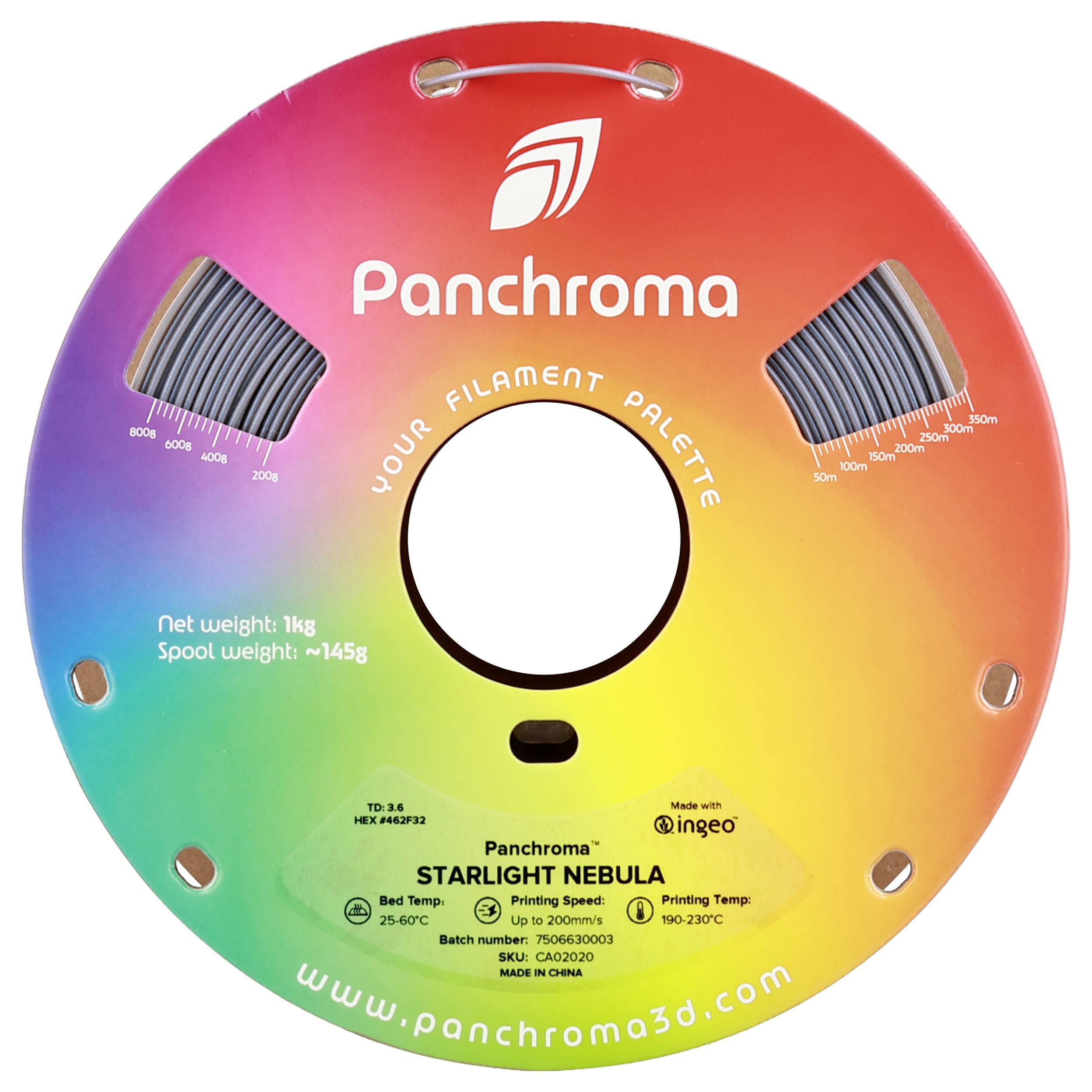 Een regenboogkleurige filament-spoel met het opschrift 'Panchroma'. Toont details over filament-gebruik en gewicht.