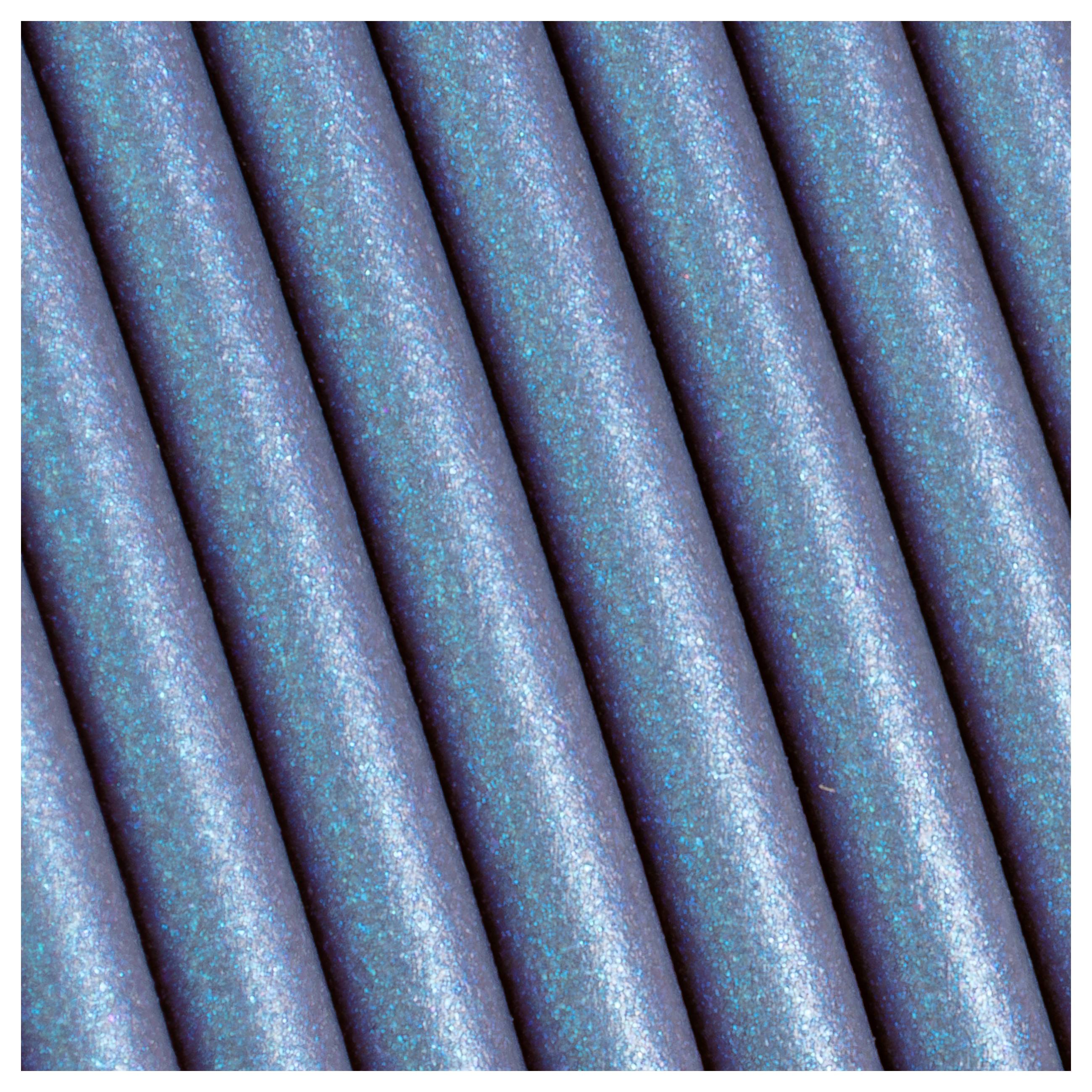Acht naast elkaar liggende, glimmende blauwe buizen in diagonaal patroon, vergelijkbaar met een abstracte grafische weergave.