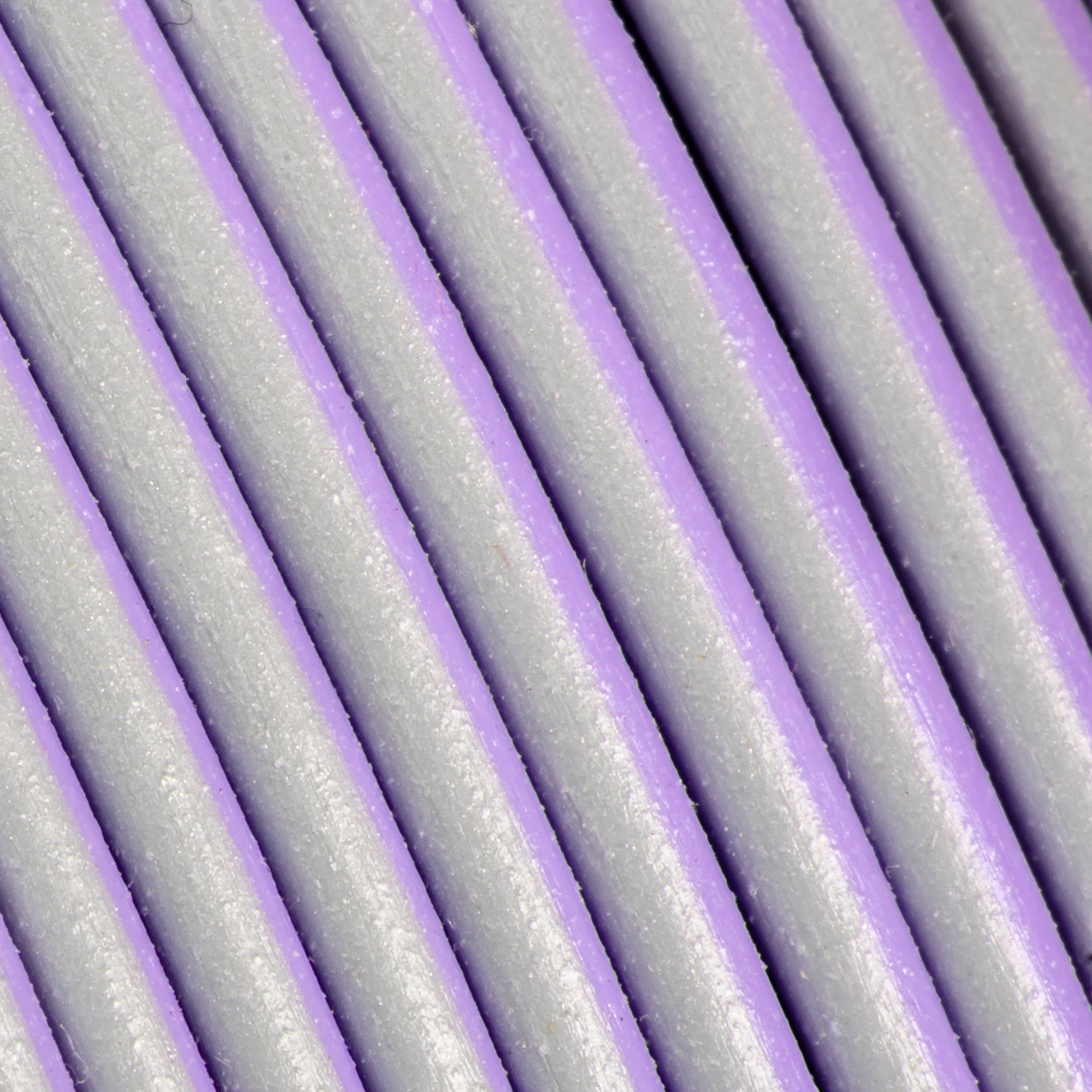 Close-up van grijze kabels of draden die parallel aan elkaar lopen.