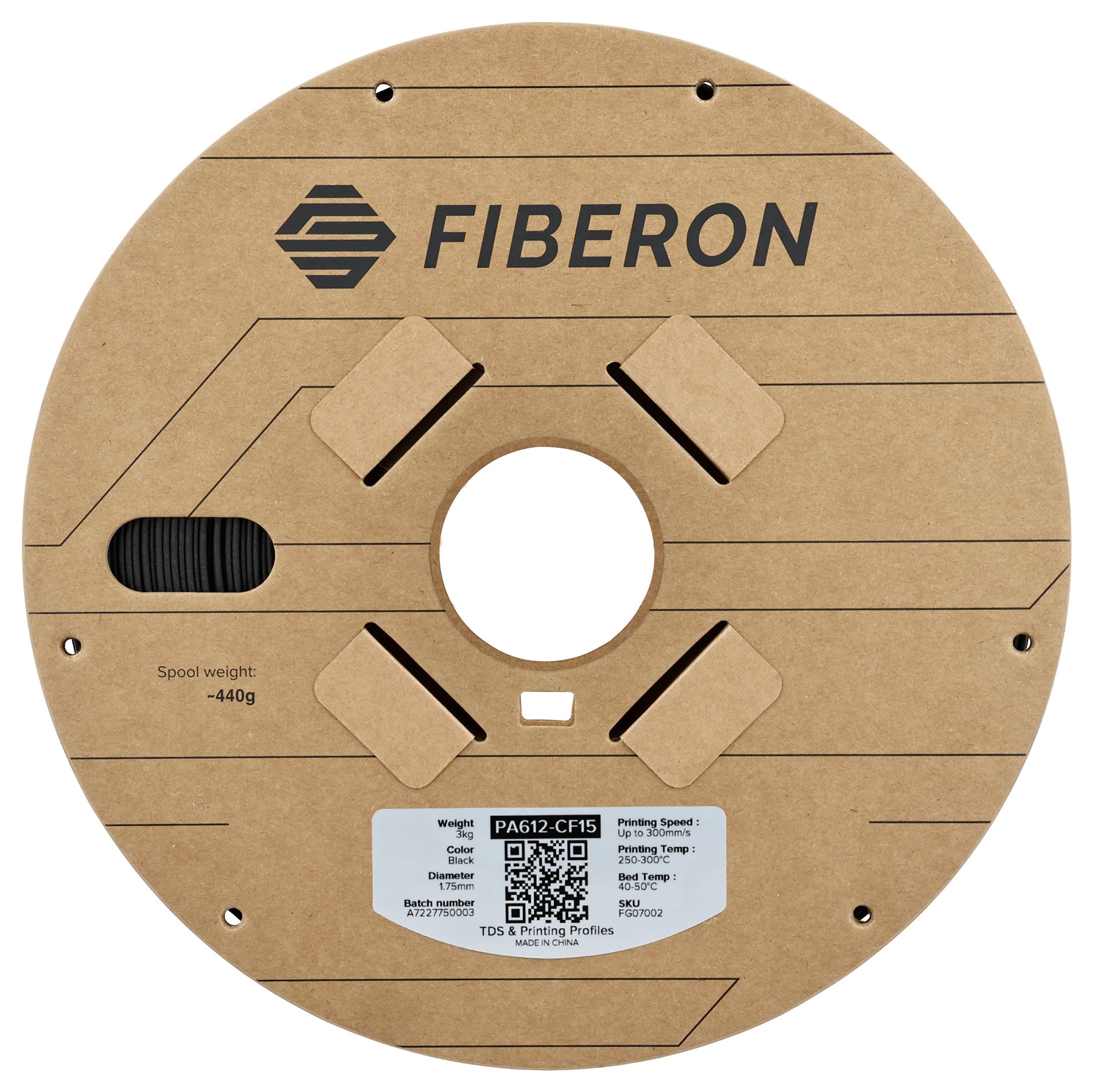 Een spoel FIBERON-filament, gewicht: 440g. Sticker toont model 'PA612-CF15', inclusief QR-code en filamentspecificaties.