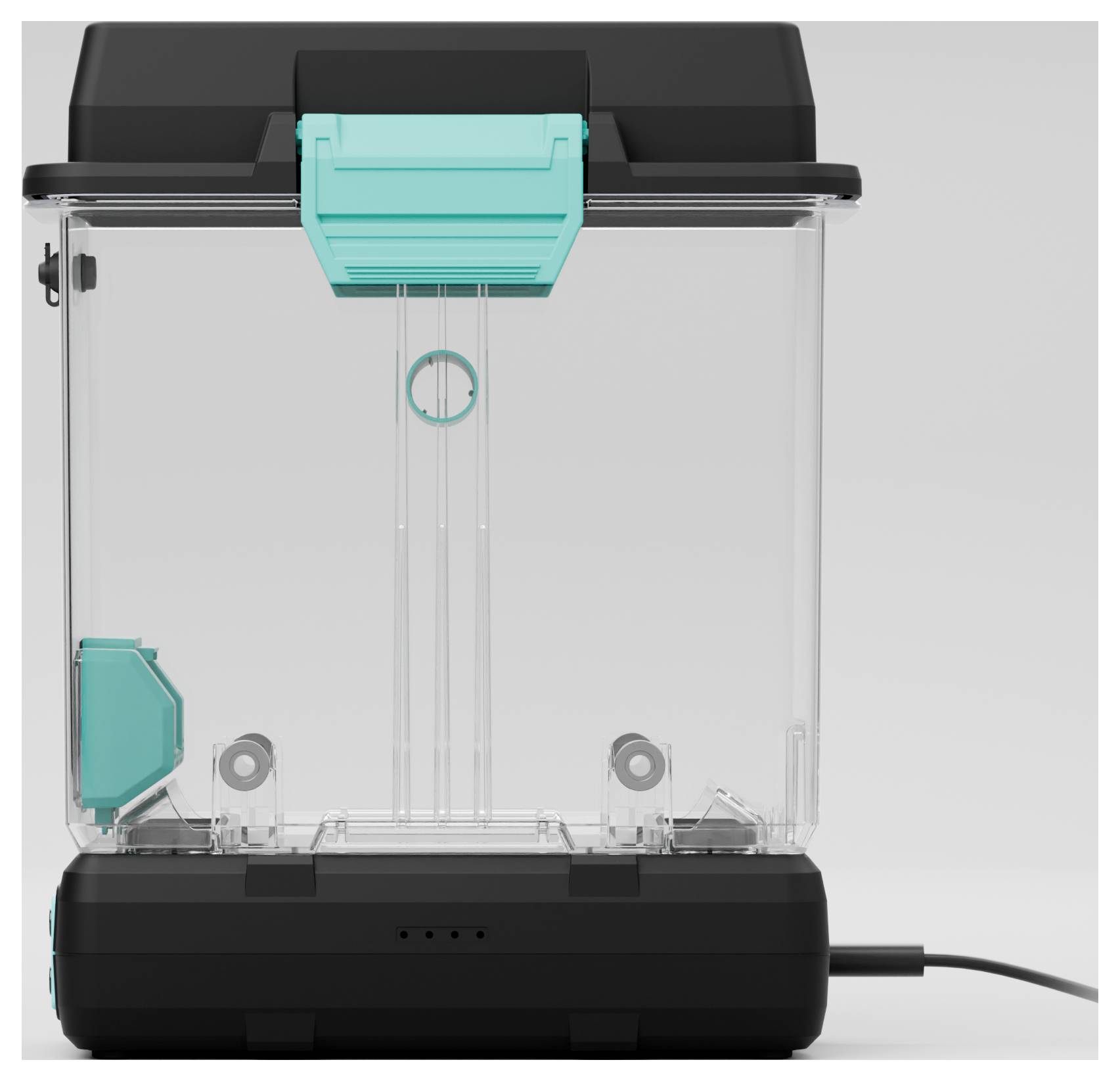 Een transparante, rechthoekige container met zwarte deksel en turquoise elementen staat op een zwarte sokkel met kabelaansluiting.