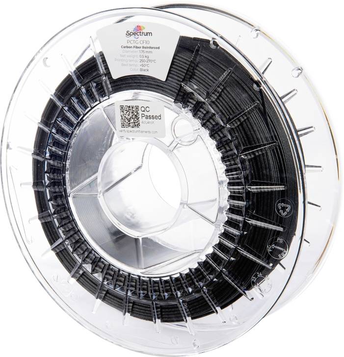 Een rol zwart 3D-printfilament met het label 'Spectrum PCCF CF10', dat koolstofversterking aangeeft, op een transparante houder.