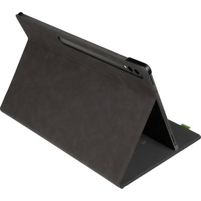 Tablet in een schuine achteraanzicht, geplaatst in een beschermende hoes die stabiliteit biedt en het scherm bedekt.