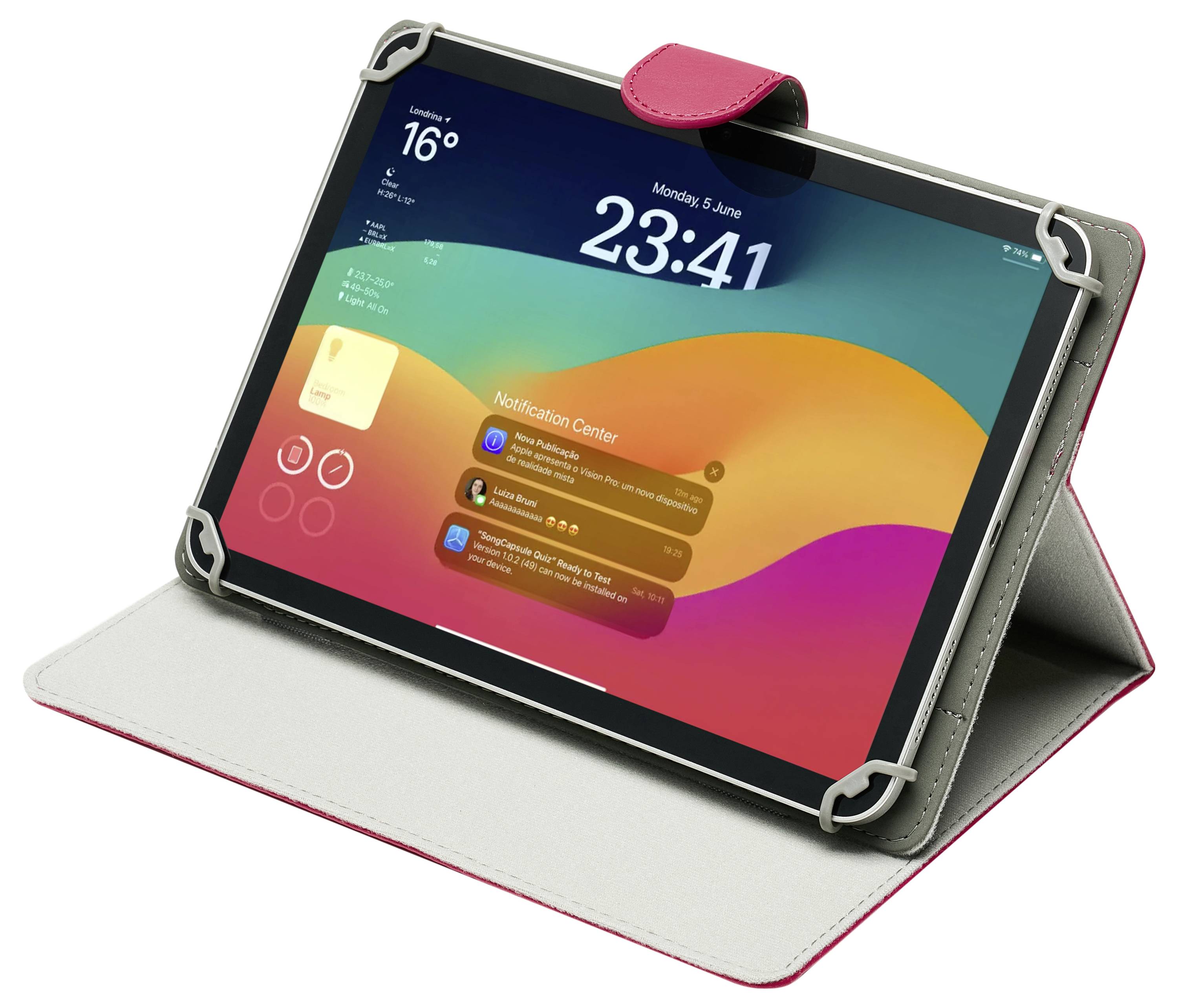 Een tablet met een weerbericht '16°C' en de tijd '23:41', rechtop gezet in een roze hoes.