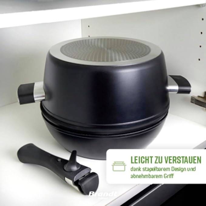 Een zwarte pan met een afneembare steel is zichtbaar in een open keukenkast. Een etiket vermeldt: 'Gemakkelijk op te bergen'.