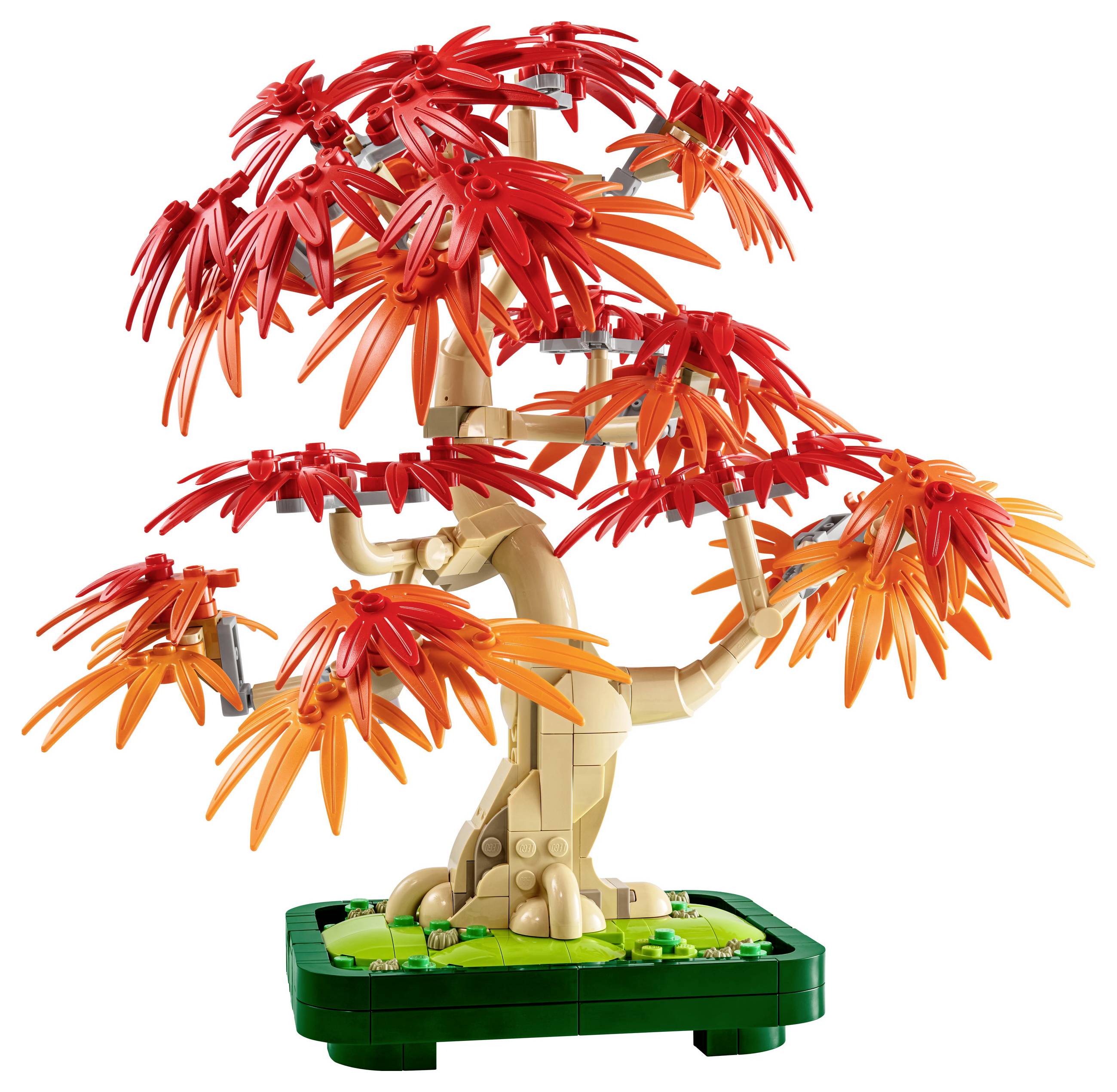 Een model van een bonsai-boom van Lego met rode en oranje bladeren op een groene basis.