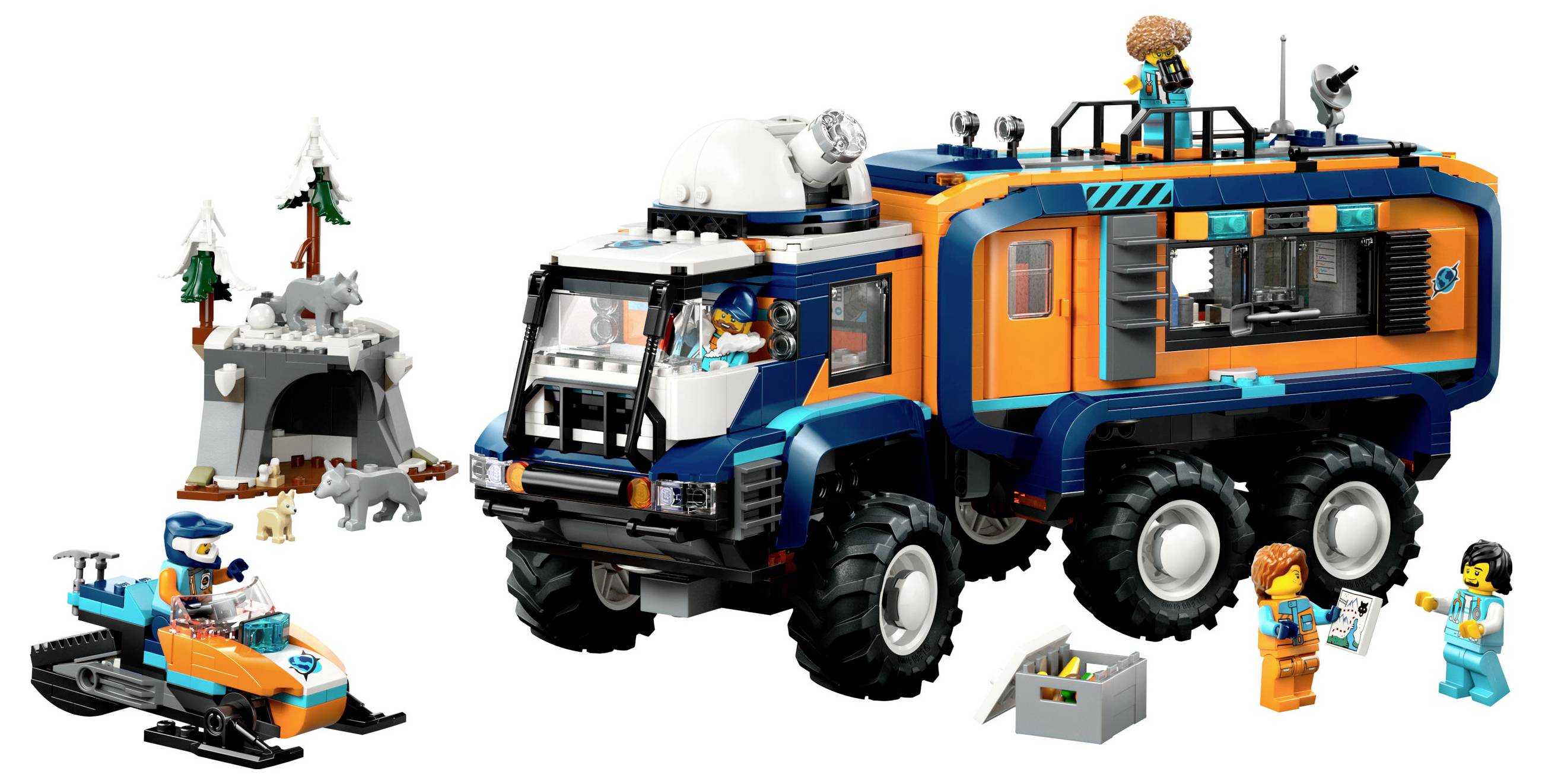 Een oranje-blauwe LEGO-onderzoekstruck met accessoires: sneeuwscooter, figuren, ijsberenhol en gereedschapskist. Inzetbaar in de Arctis.