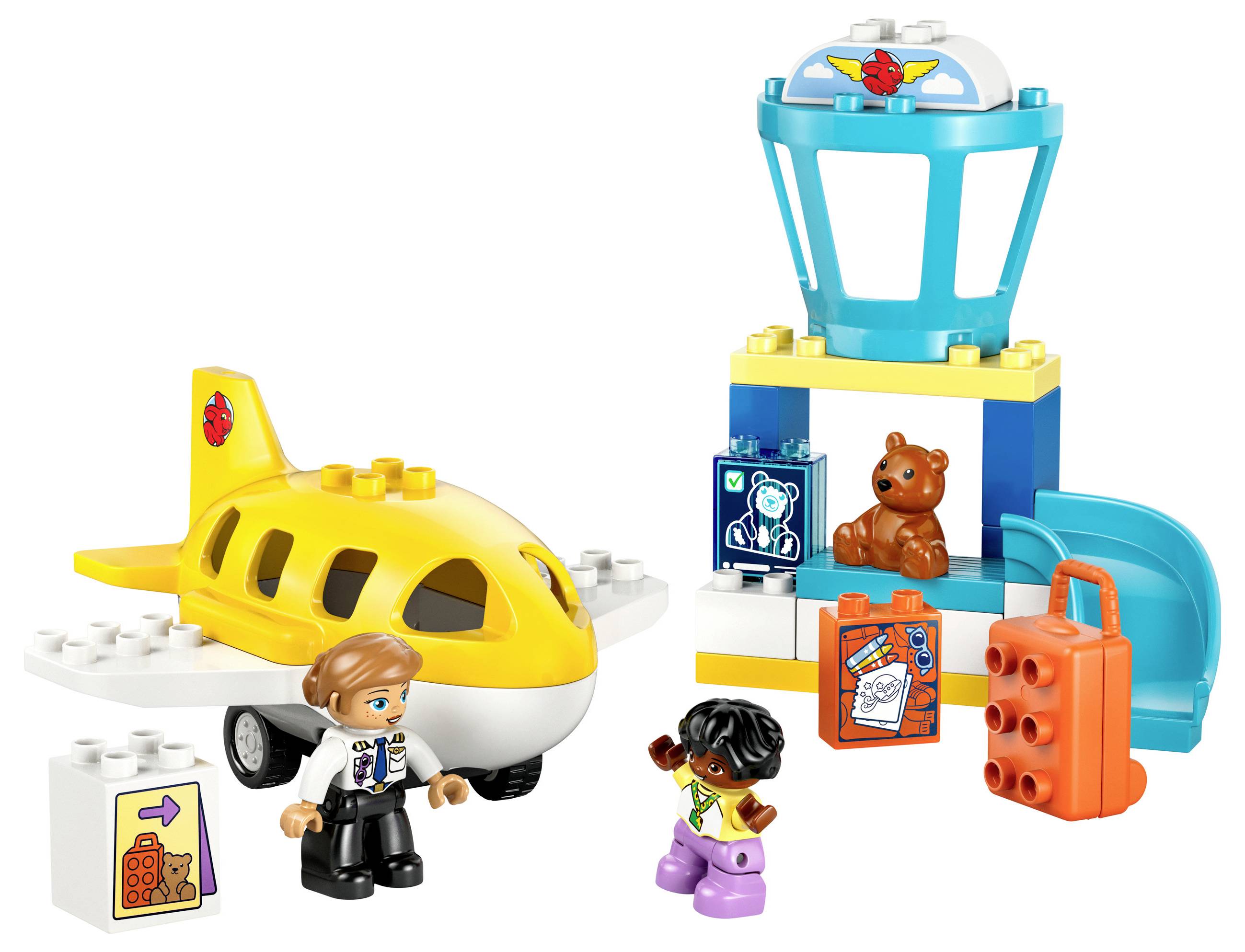 Kinderspeelgoedset met vliegtuig, luchthaventoren, figuren en koffers. Jongens- en meisjesfiguur spelen rollenspellen op de luchthaven.