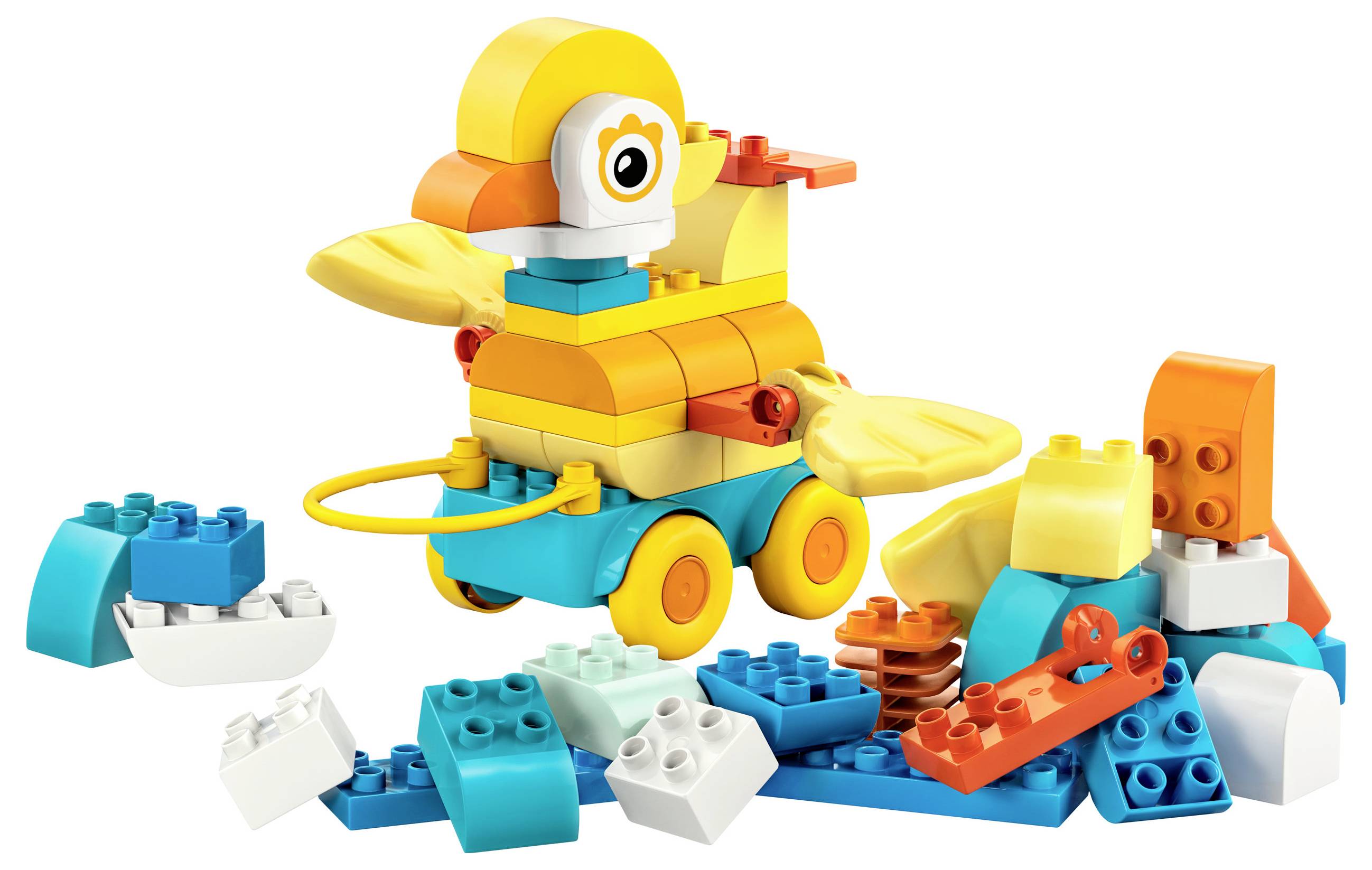 Een kleurrijke vogel van LEGO-bouwstenen met vleugels en wielen, omringd door extra bouwstenen in verschillende kleuren.