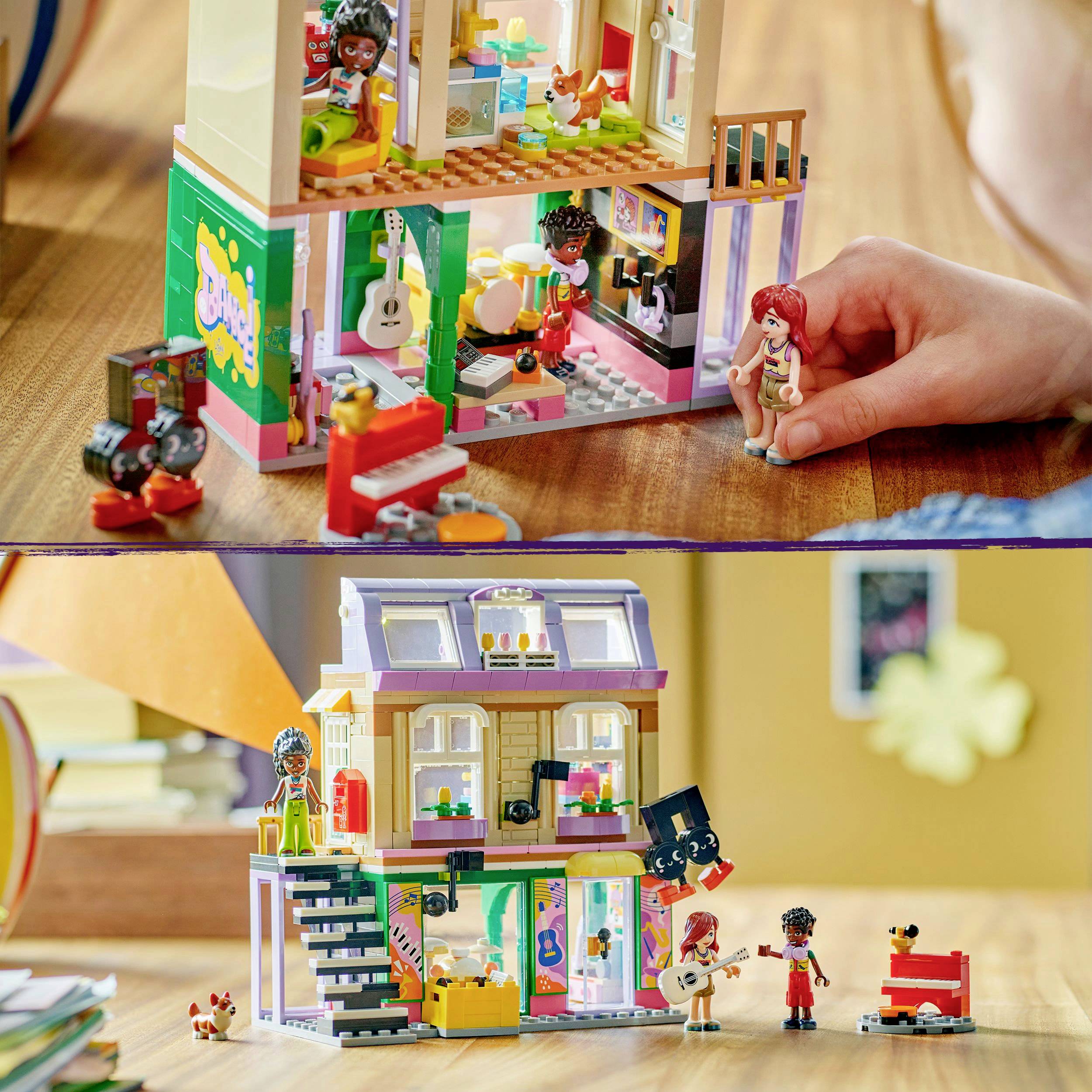 Twee Lego-scènes tonen een poppenhuis met figuren. Bovenaan wordt het huis door een hand geopend. Onderaan bespelen de figuren muziekinstrumenten.