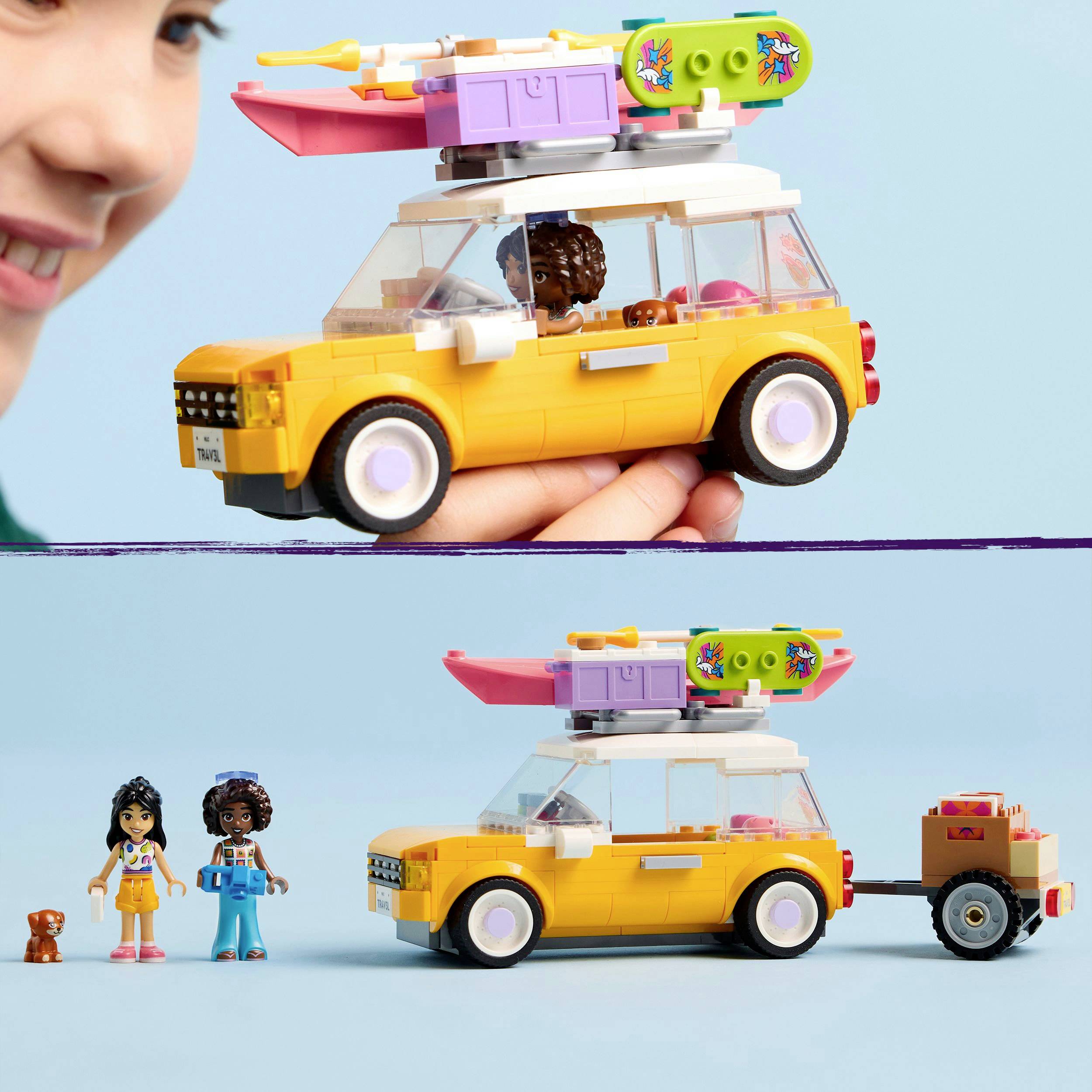 Een kind houdt een gele speelgoedauto vast met een surfplank en koffer op het dak. Ernaast liggen minifiguren en accessoires.