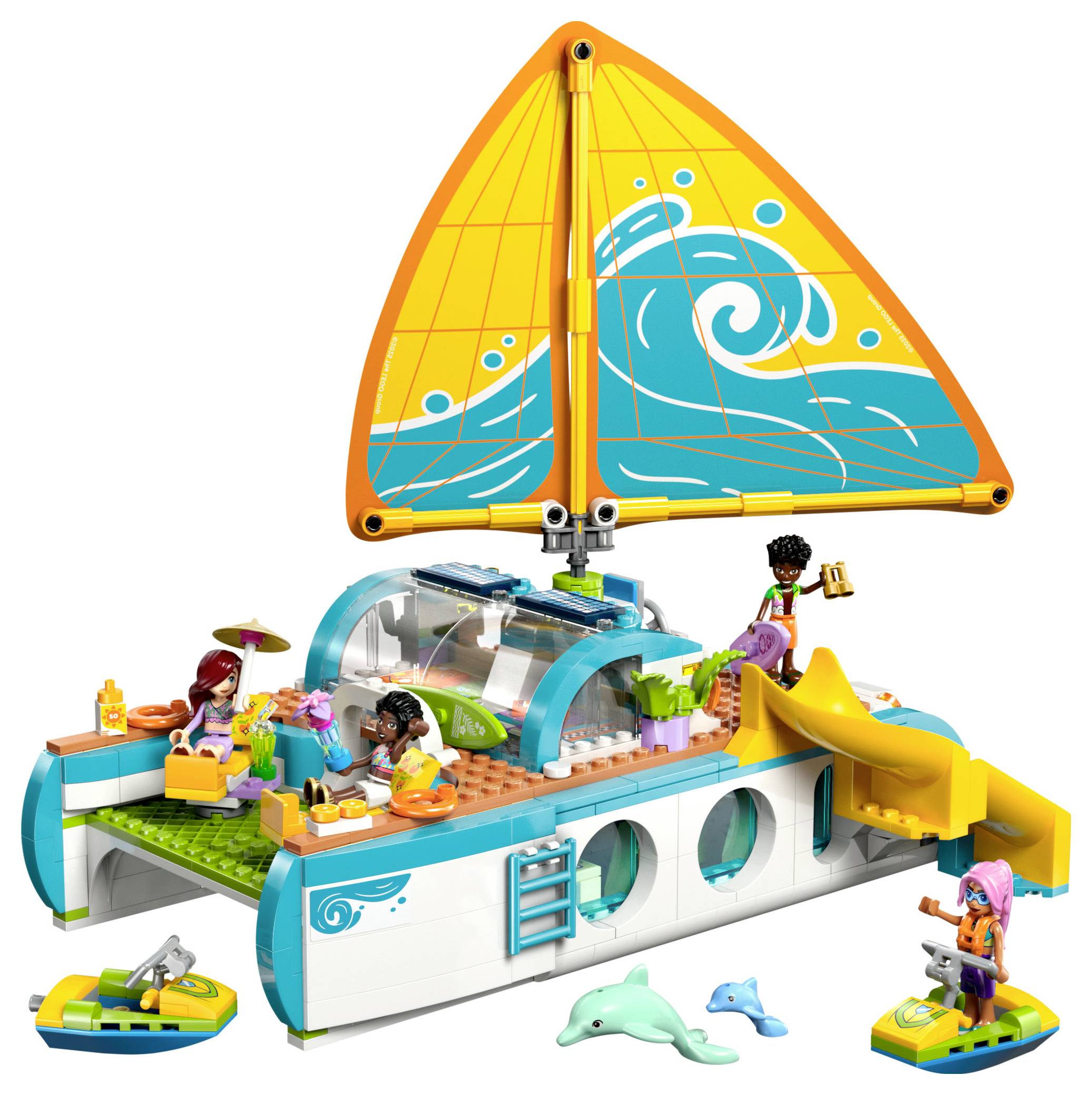 Speelgoed-catamaran met geel zeil, figuren en zeemotieven. Bevat speelfiguren, dolfijnen en waterspeelgoed.