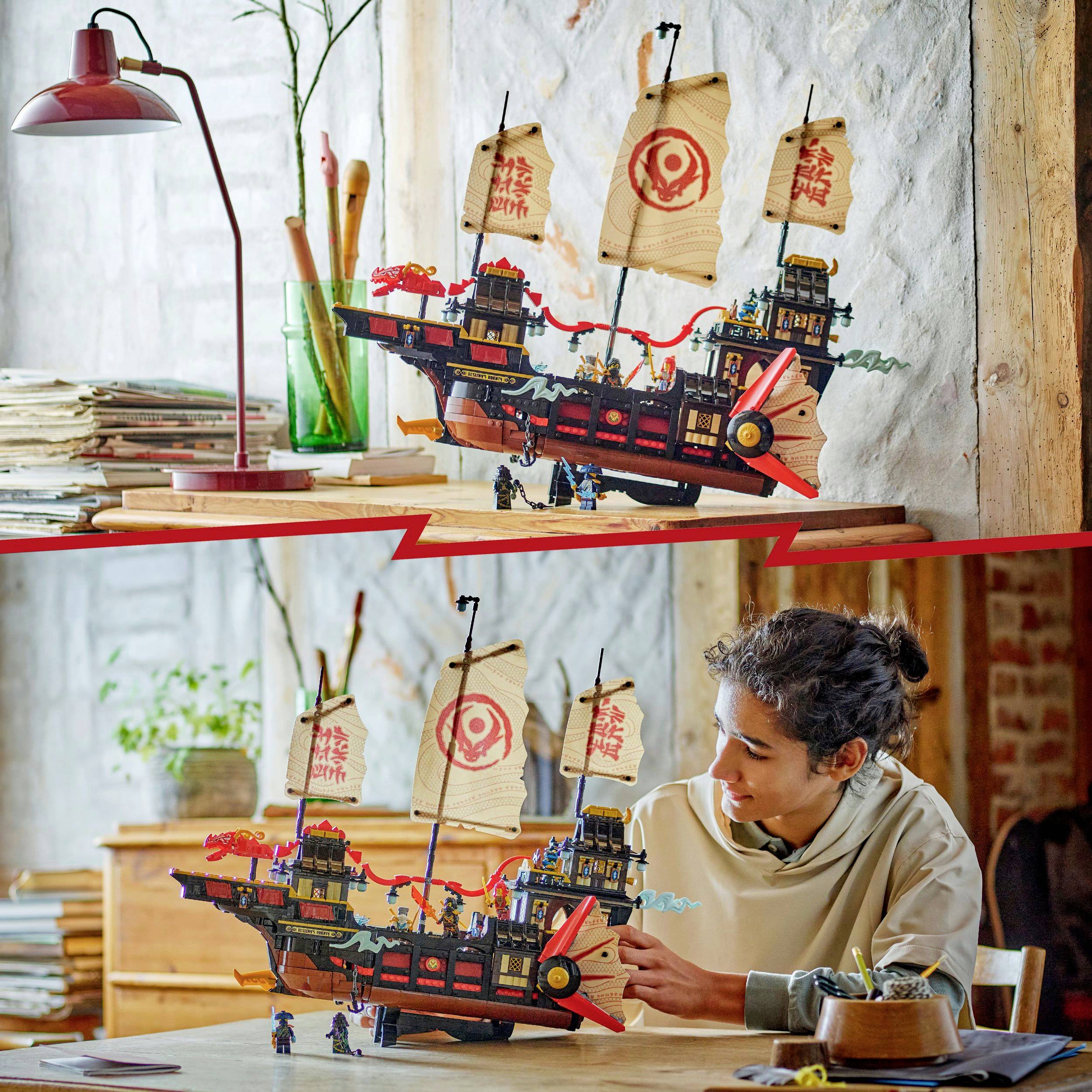 Een man bouwt een model van een piratenschip met rode zeilen en figuren, omringd door boeken en planten, in een gezellige kamer.