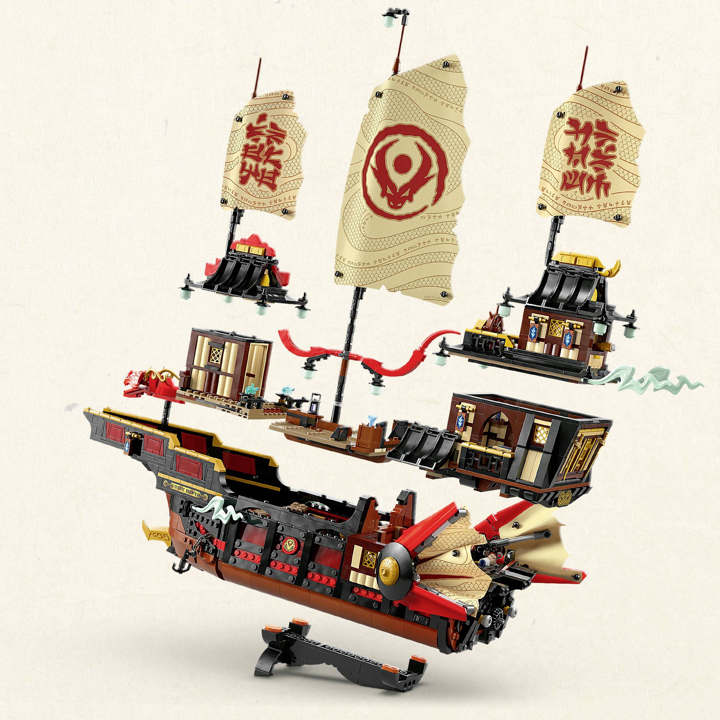 LEGO-Ninjago-schip met rood zeil, meerdere kajuiten en decoratieve elementen, voor kinderen en verzamelaars.