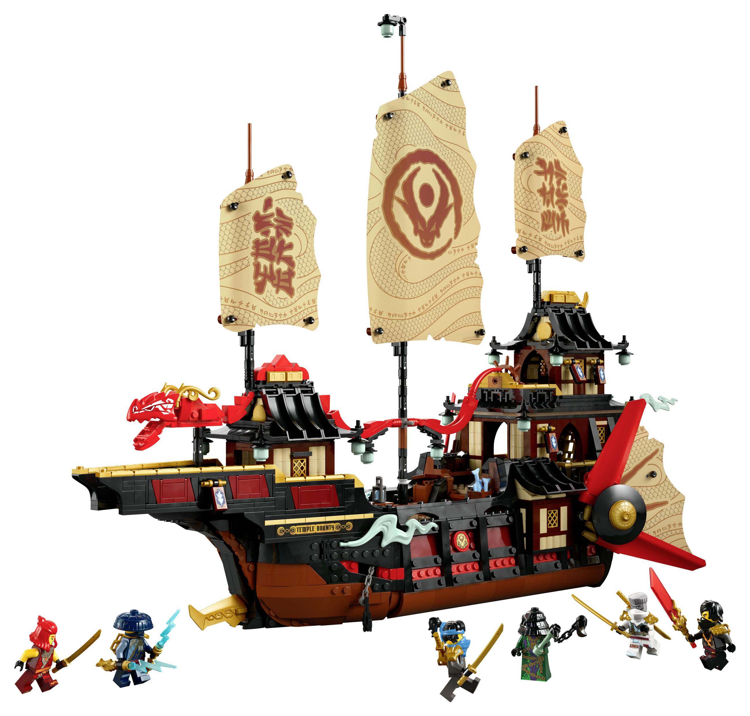 Een kleurrijk LEGO-piratenschip met grote zeilen en meerdere figuren die wapens dragen.