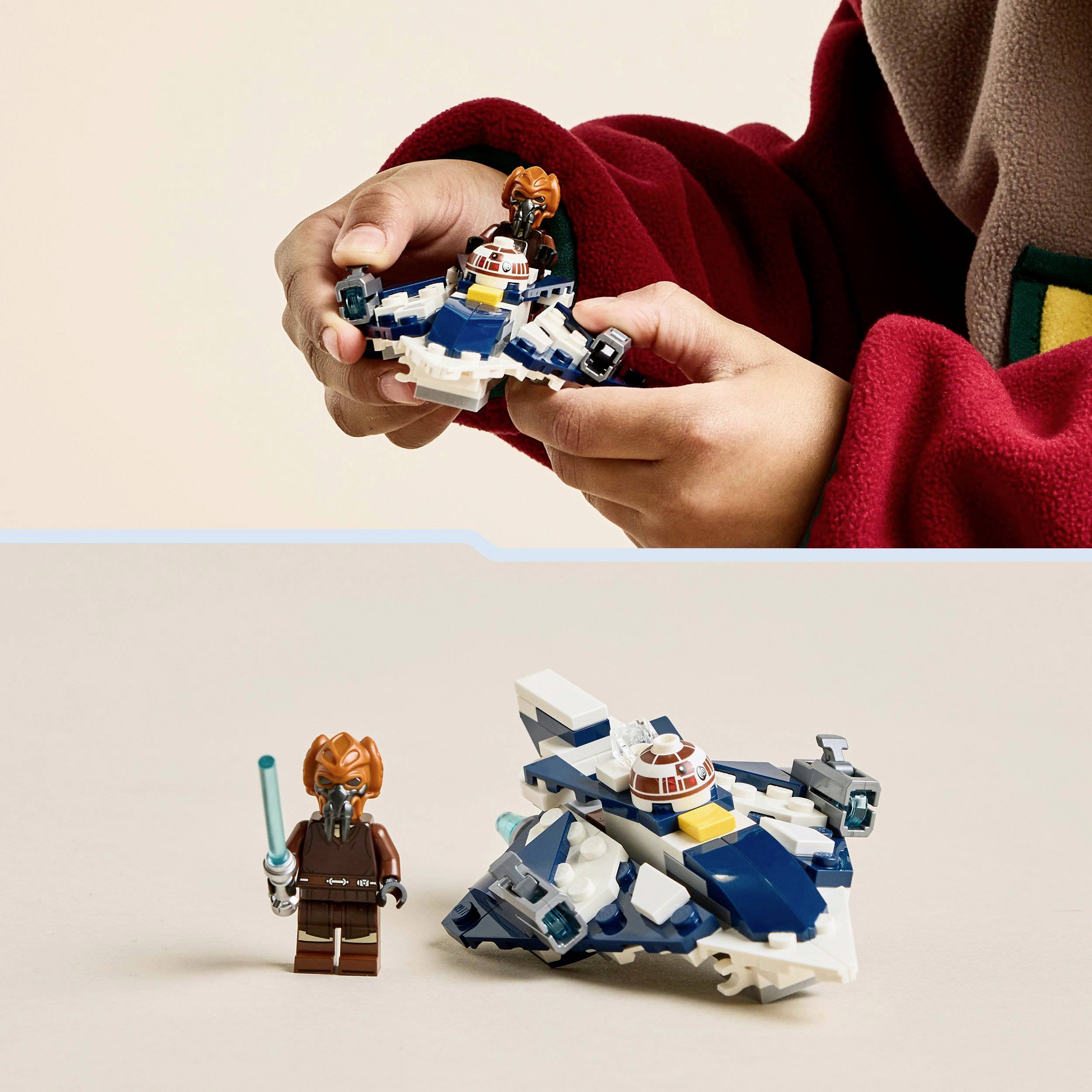Een persoon houdt een klein Lego-ruimteschip vast. Daaronder staat een Lego-figuur met een lichtzwaard naast het ruimteschip.