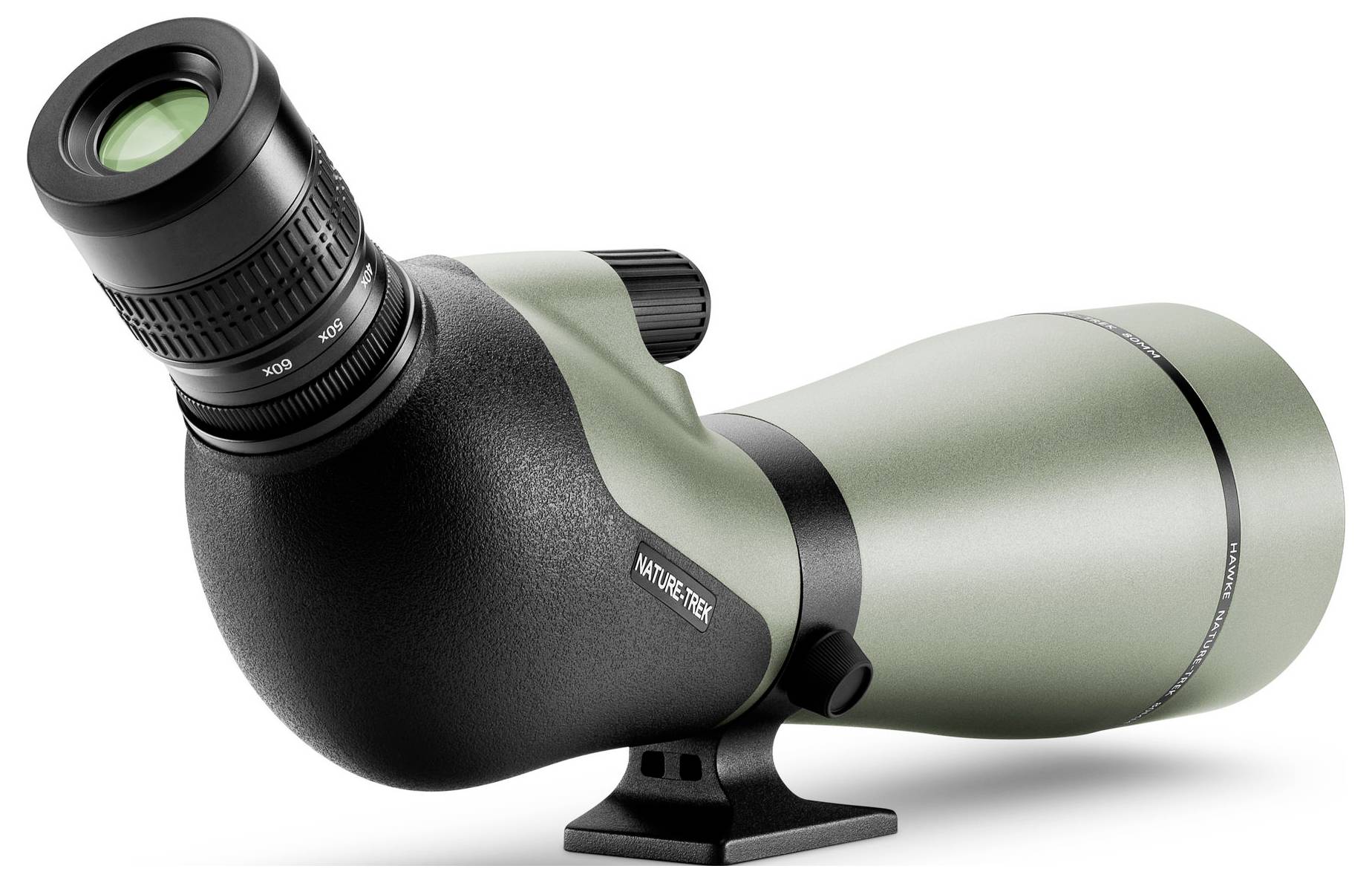 Een groen spotting scope met een zwart oculair voor natuurobservaties. Het staat schuin op een klein zwart statief.