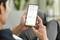 Een persoon houdt een smartphone vast met een app die grafieken en statistieken weergeeft. De gegevens hebben waarschijnlijk betrekking op fitness of gezondheid.