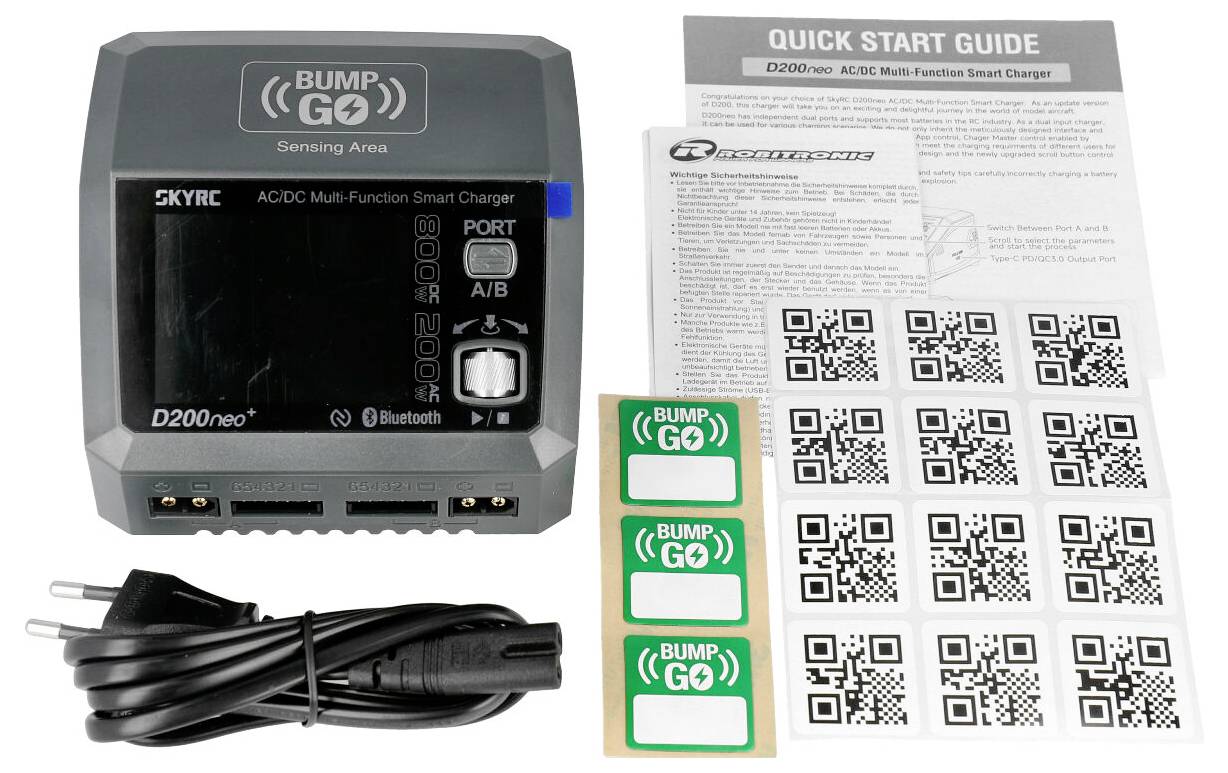 Een ACDC-multifunctioneel laadapparaat van SkyRC met gebruiksaanwijzing, QR-codes en stroomkabel.