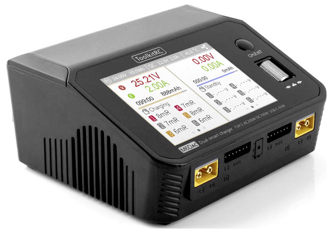 Een digitale oplader met een kleurenscherm toont laadgegevens zoals spanning (25,21V), stroomsterkte (2,20A) en capaciteit.